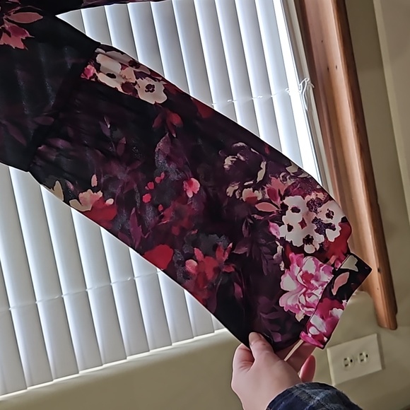 Beautiful Floral Pullover Top with Keyhole Neckline - Picture 4 of 8